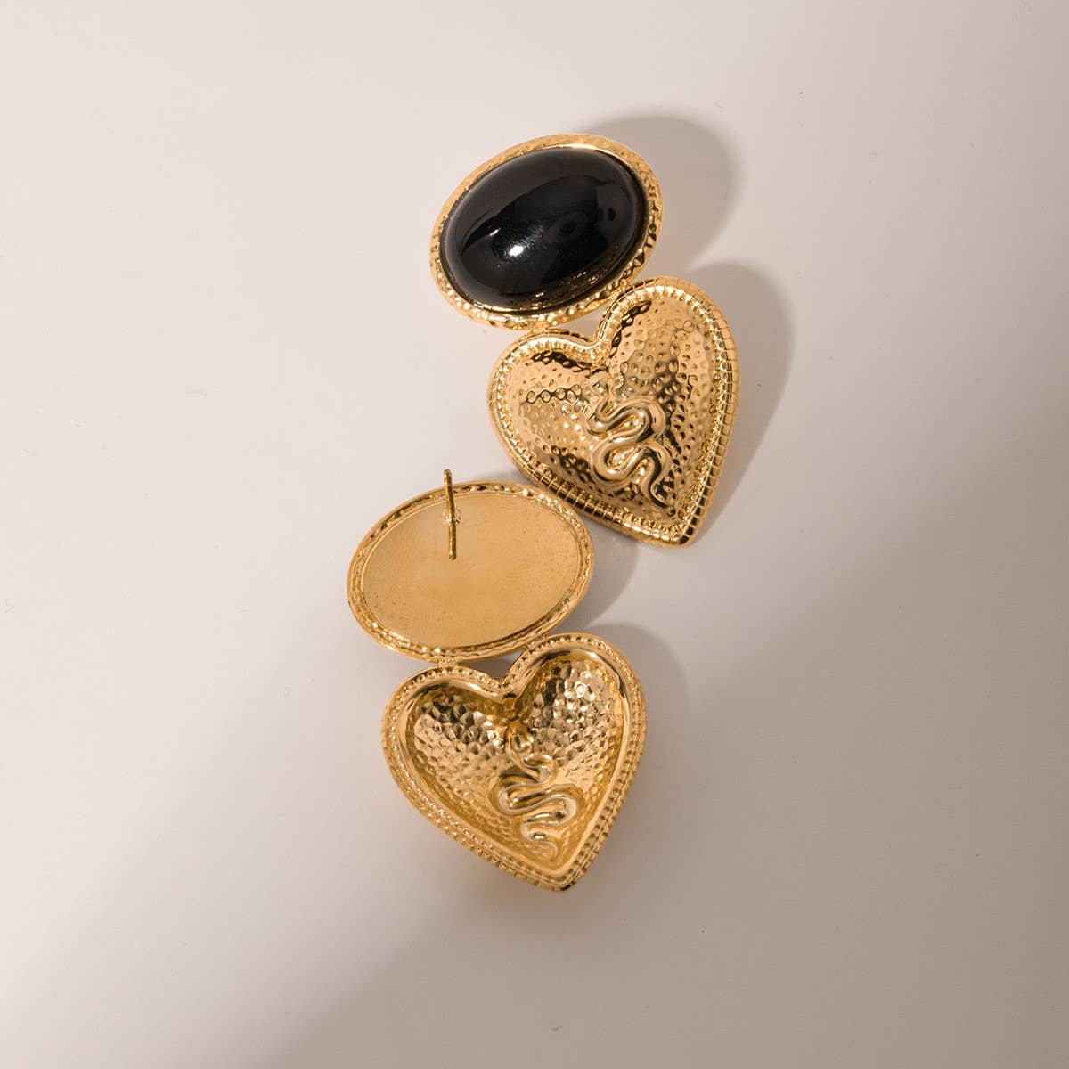 BLACK ONYX HAMMERED LOVE HEART SNAKE EARRINGS_CWAHA0914