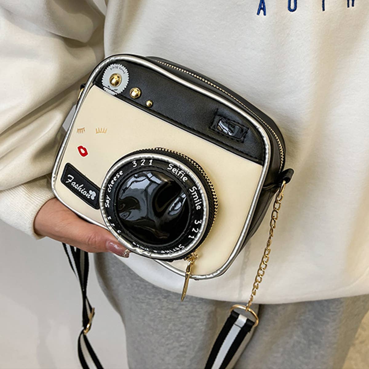 CAMERA SHAPED SHOULDER BAG_CWAB1001