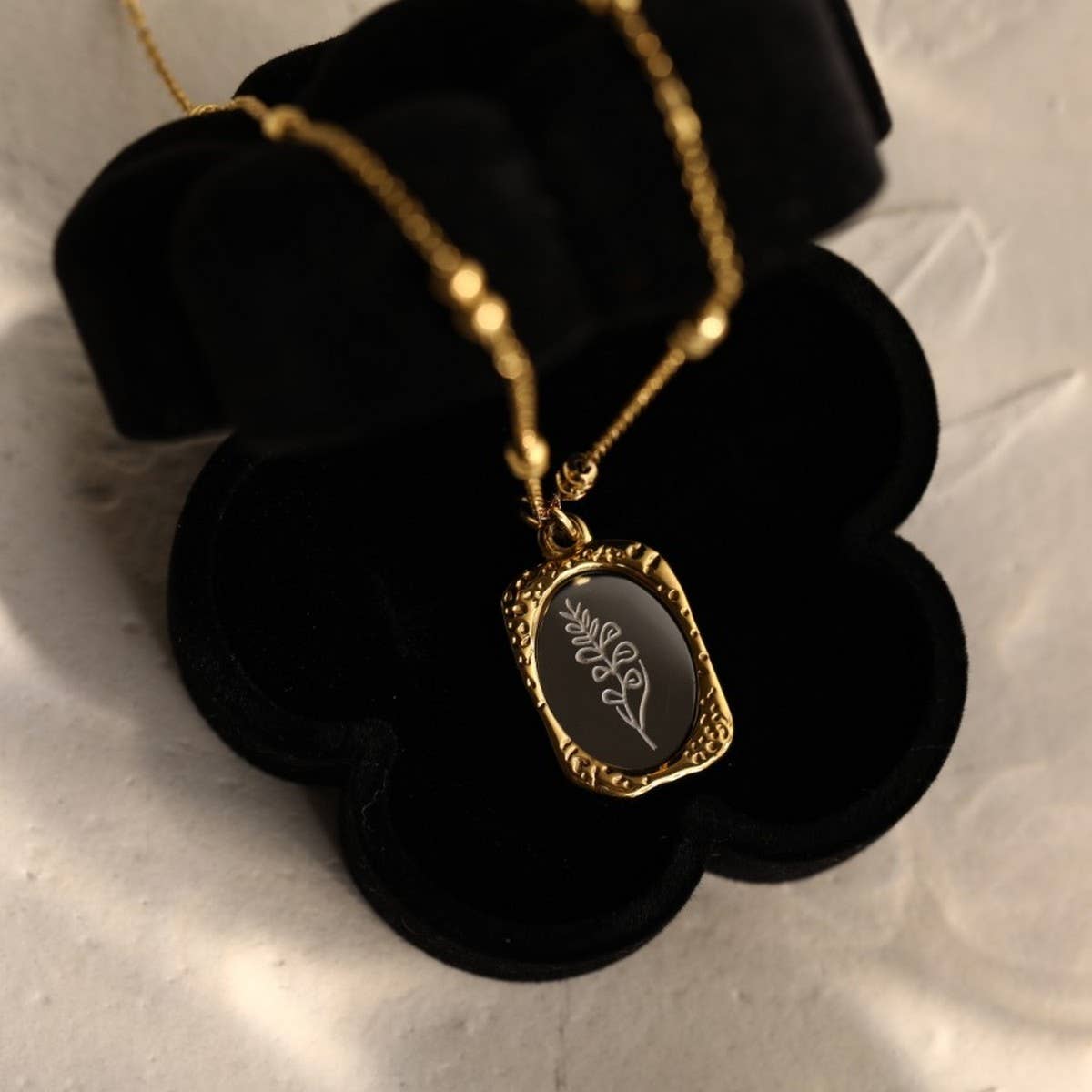 Vintage Magic Mirror Rose December Necklace_Cwmm3779