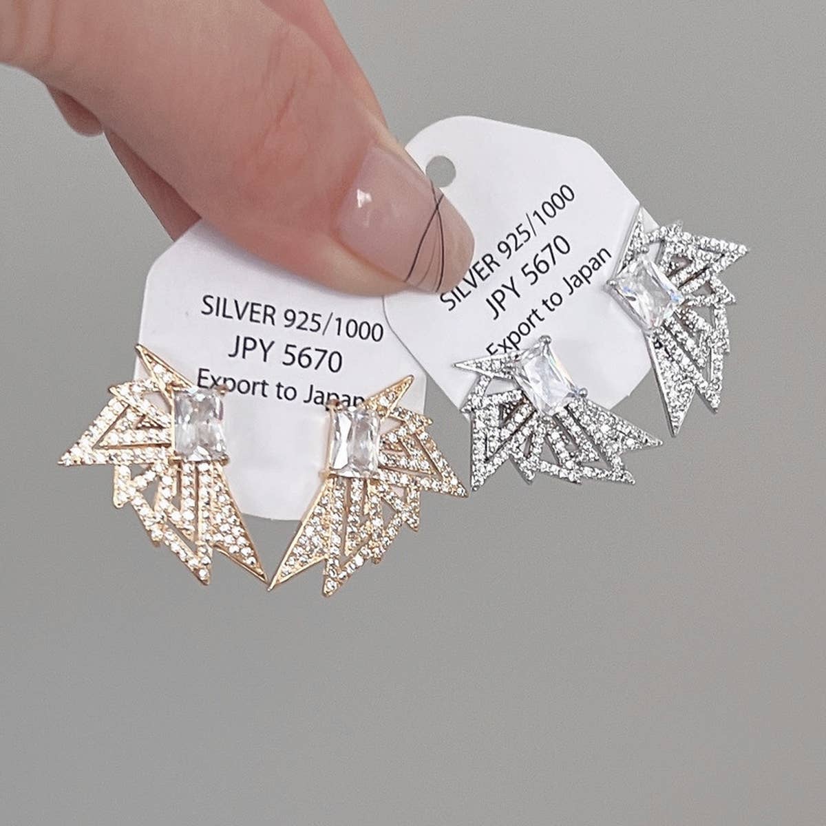 ADVANCED HOLLOW TRIANGULAR EARRINGS_CWAJE1411