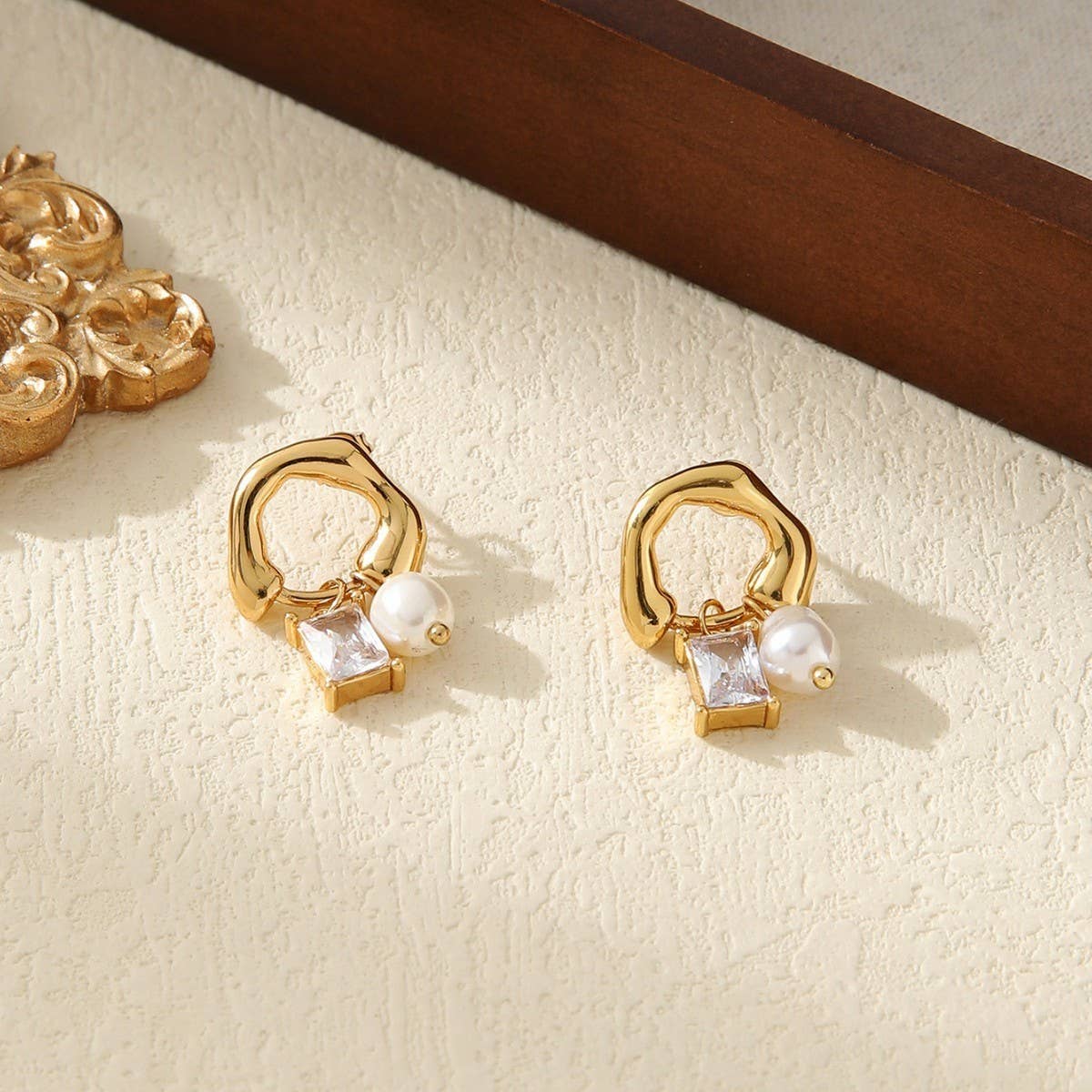 HIGHLIGHT BEAD SQUARE COLORED ZIRCONIA EARRINGS_CWMM3596