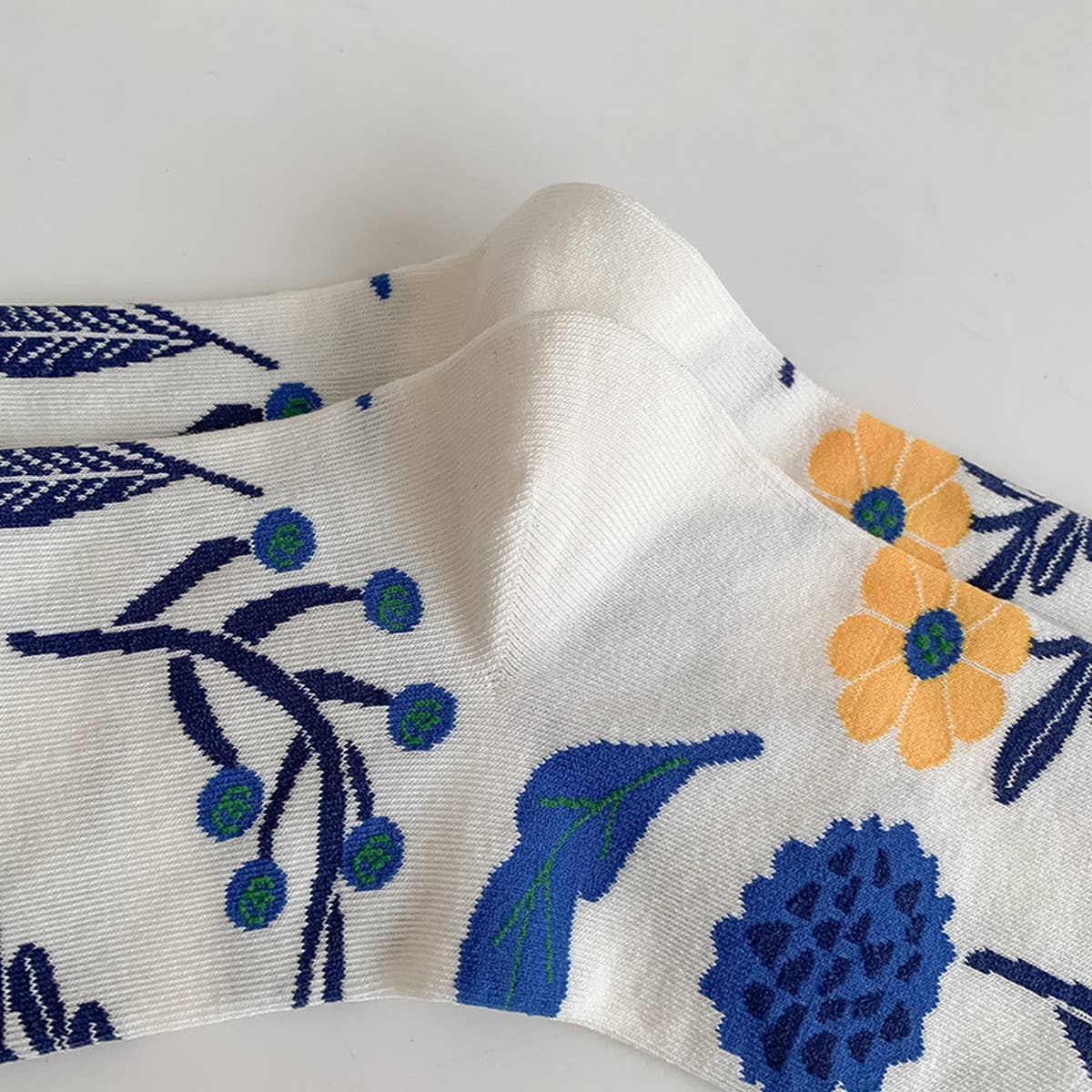 RETRO NICHE DESIGN PRINTED FLOWER SOCKS_CWMS0957