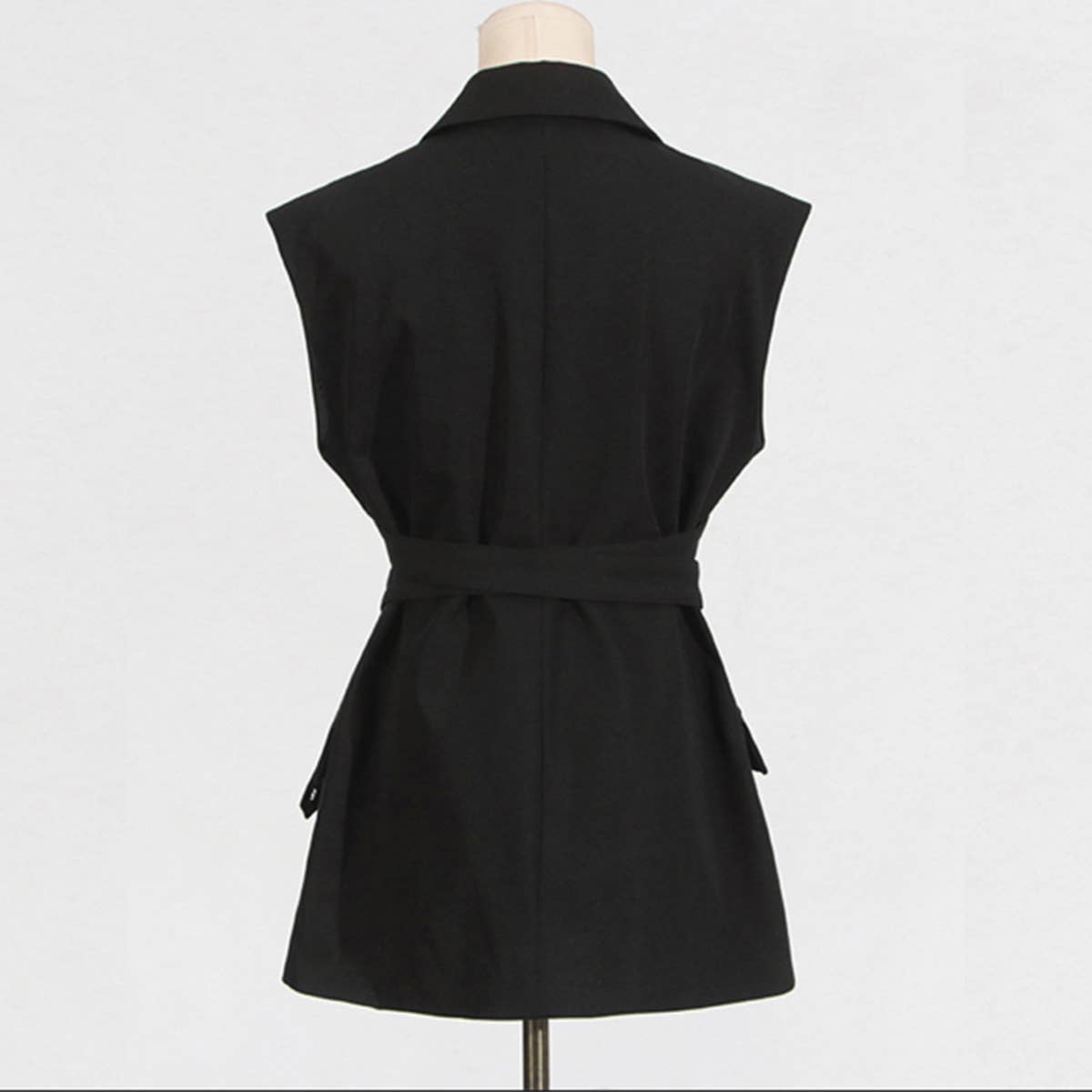 STYLISH SLEEVELESS BLAZER WITH BELT AND LAPELS_CWOCO1219