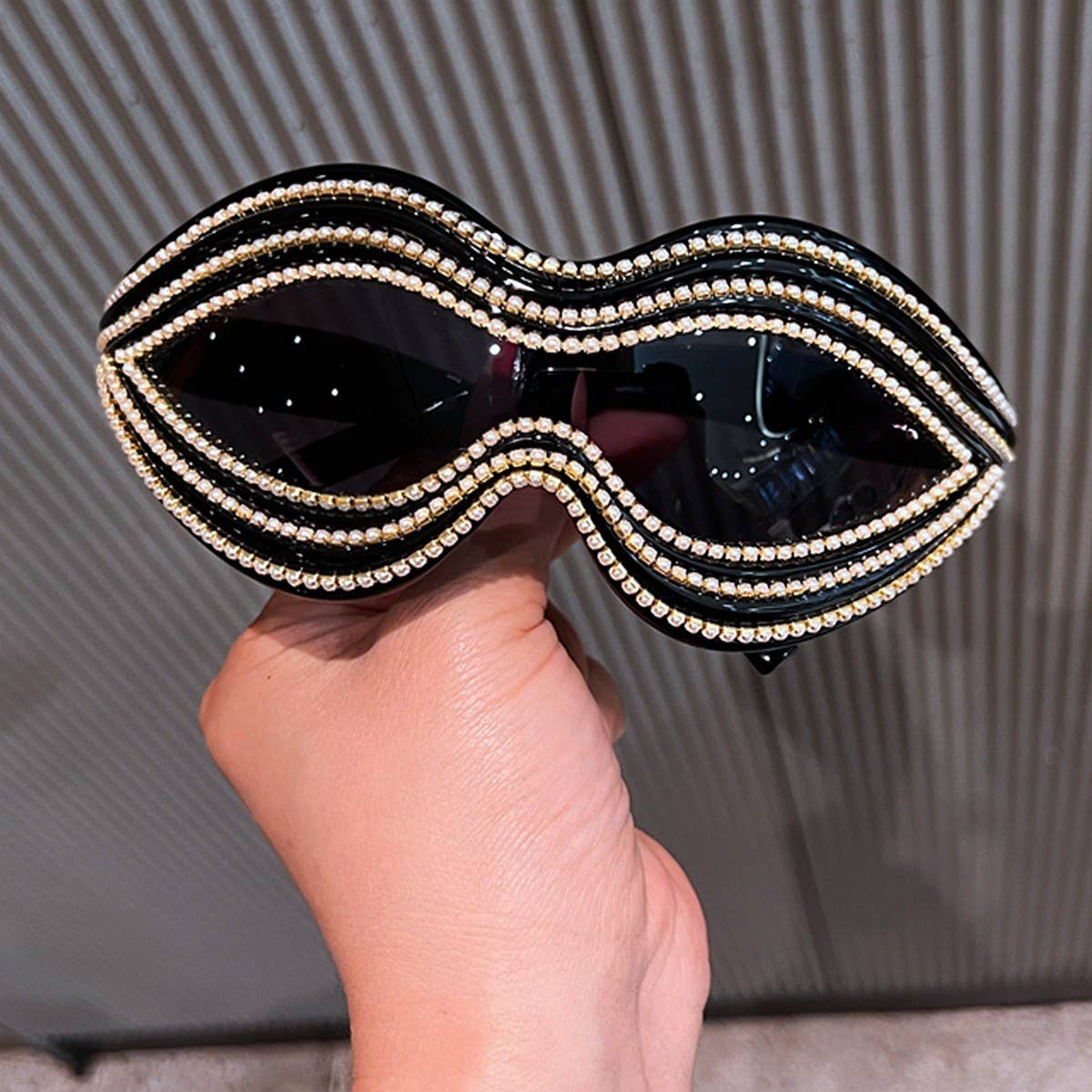 ONEPIECE SPECIALSHAPED MOUTH PEARL LINE SUNGLASSES_CWASG0763