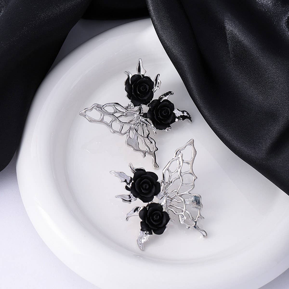 SILVER NEEDLE BLACK ROSE BUTTERFLY EARRINGS_CWAJE1857