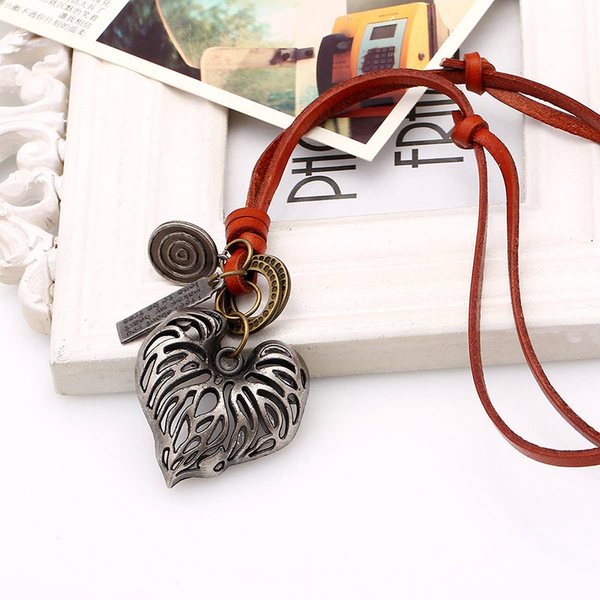 RETRO ART HEART PENDANT COWHIDE NECKLACE_CWMM4602
