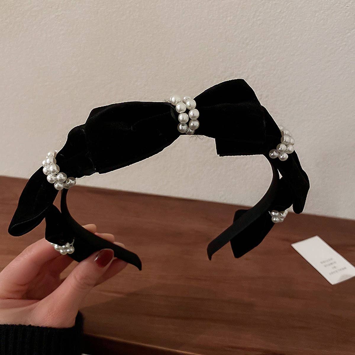 RETRO LOVE TWIST PEARL HEADBAND_CWAHA0829