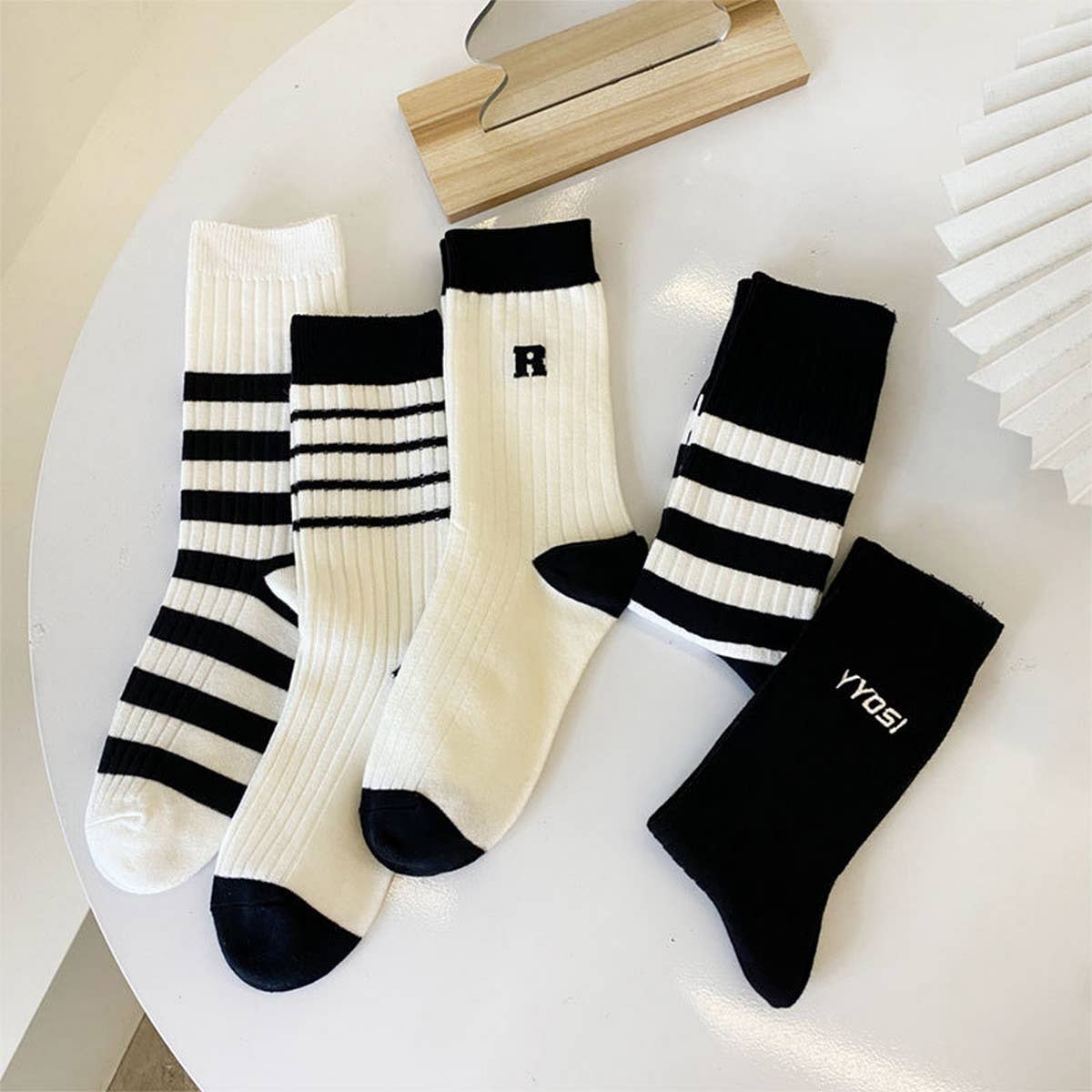 SIMPLE BLACK AND WHITE STRIPED SOCKS_CWMS0976