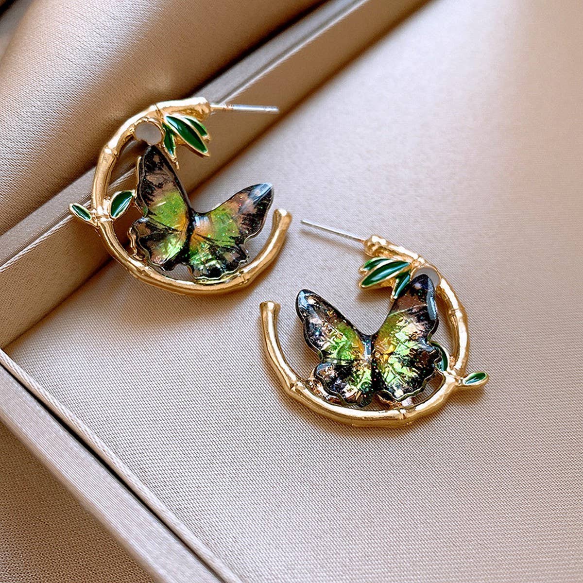 ROUND BAMBOO LEAF BUTTERFLY EARRINGS_CWAJE2349