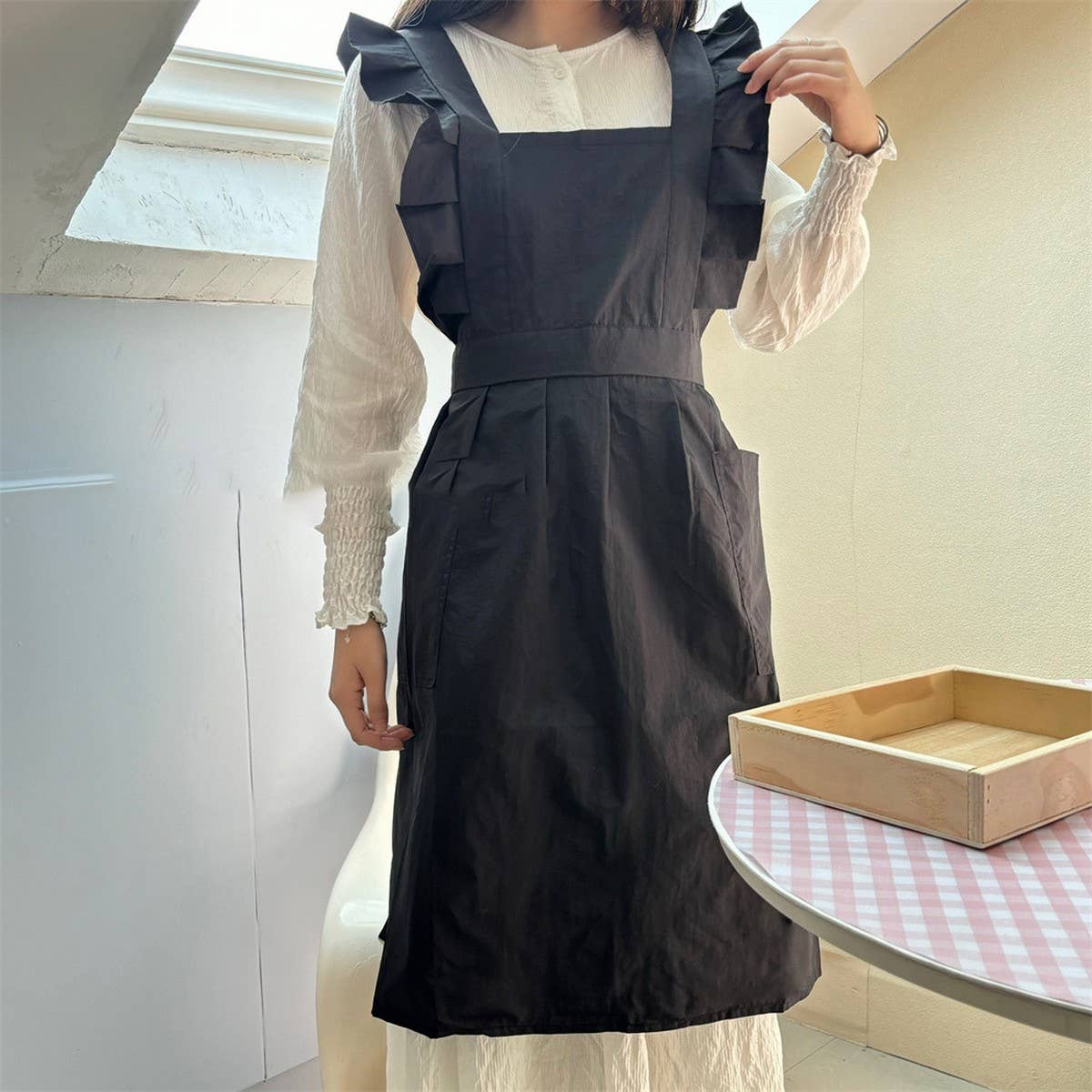Water-Resistant Nylon Floral Ruffle Cross Apron_Cwmm5802