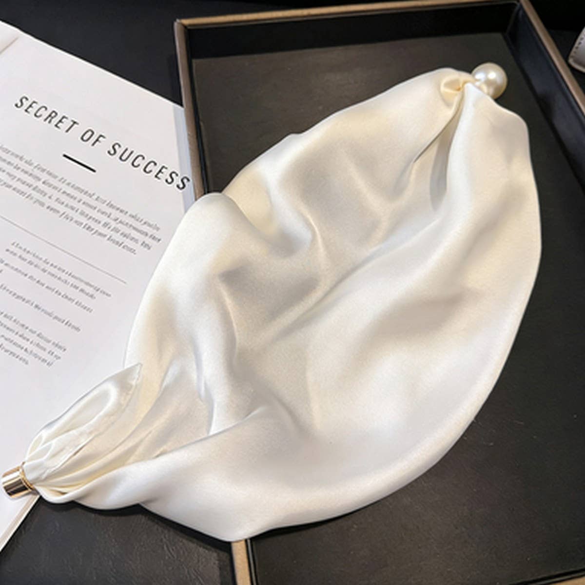 Ivory Pearl Magnetic Skinny Neck Scarf_Cwasc03933