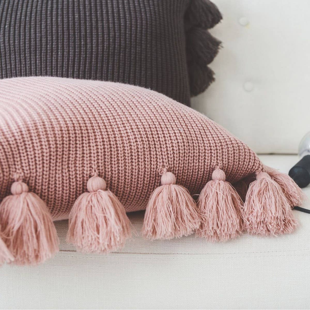 CREATIVE SOLID COLOR TASSEL WOOL THROW PILLOW_CWMM2368