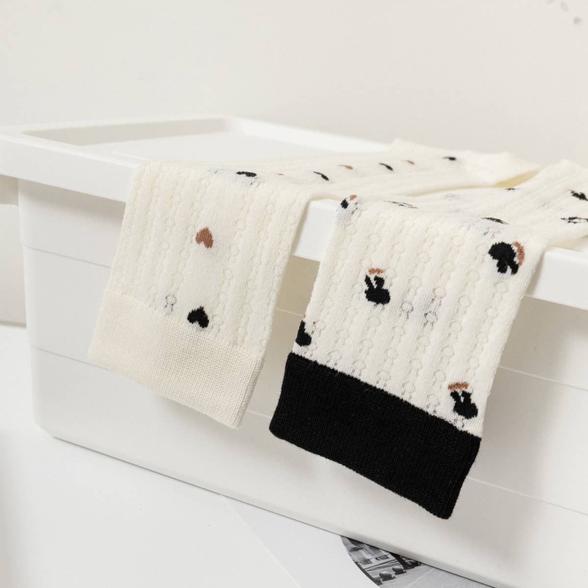 HOLLOW JACQUARD MIDDLE CALF SOCKS_CWMS0650