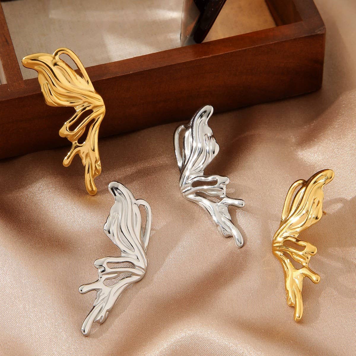 BUTTERFLY 3D 18K GOLD ASYMMETRICAL EARRINGS_CWMM3616