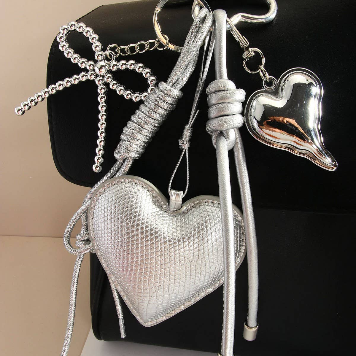 ELEGANT SILVER HEART BOW BAG KEYCHAIN_CWMM7640