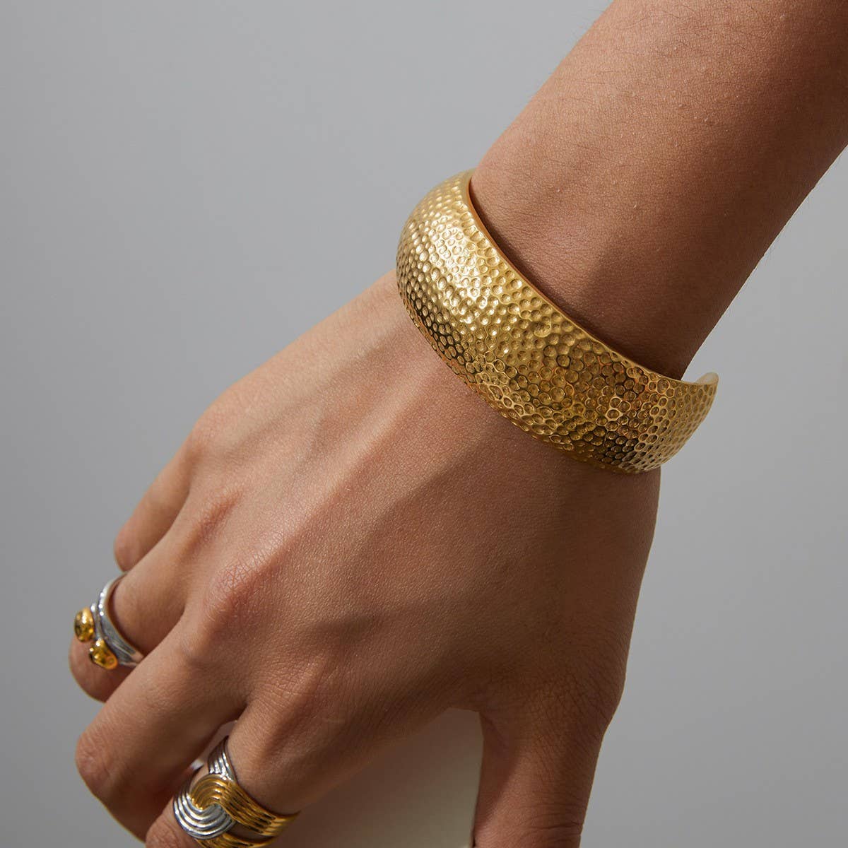 MINIMALIST 18K GOLD CHUNKY HAMMERED OPEN CUFF_CWAJE4841