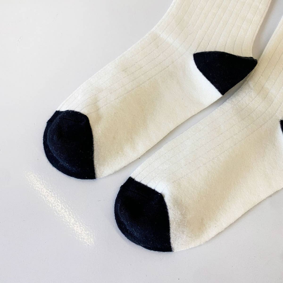 SIMPLE BLACK AND WHITE STRIPED SOCKS_CWMS0976