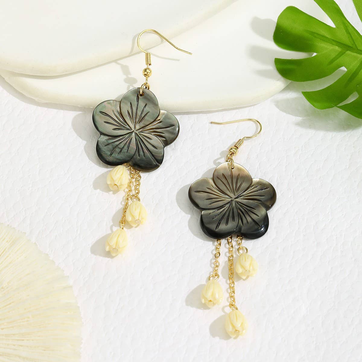 HIGH GRADE BLACK SHELL TASSEL BLACK BEAD EARRINGS_CWMM4323