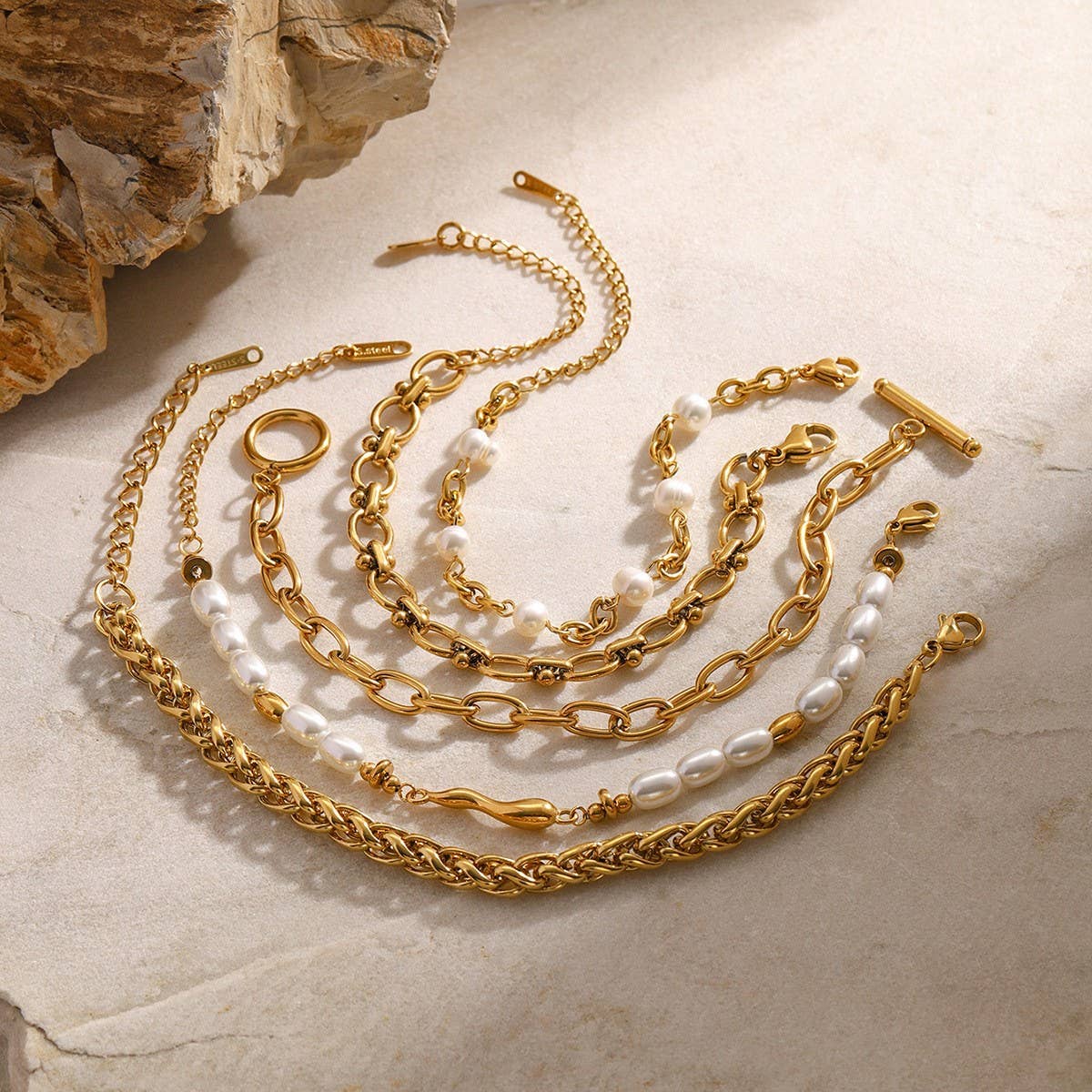 CHIC GOLD PEARL BRACELET WITH STAINLESSSTEEL CHAIN_CWAJE4673