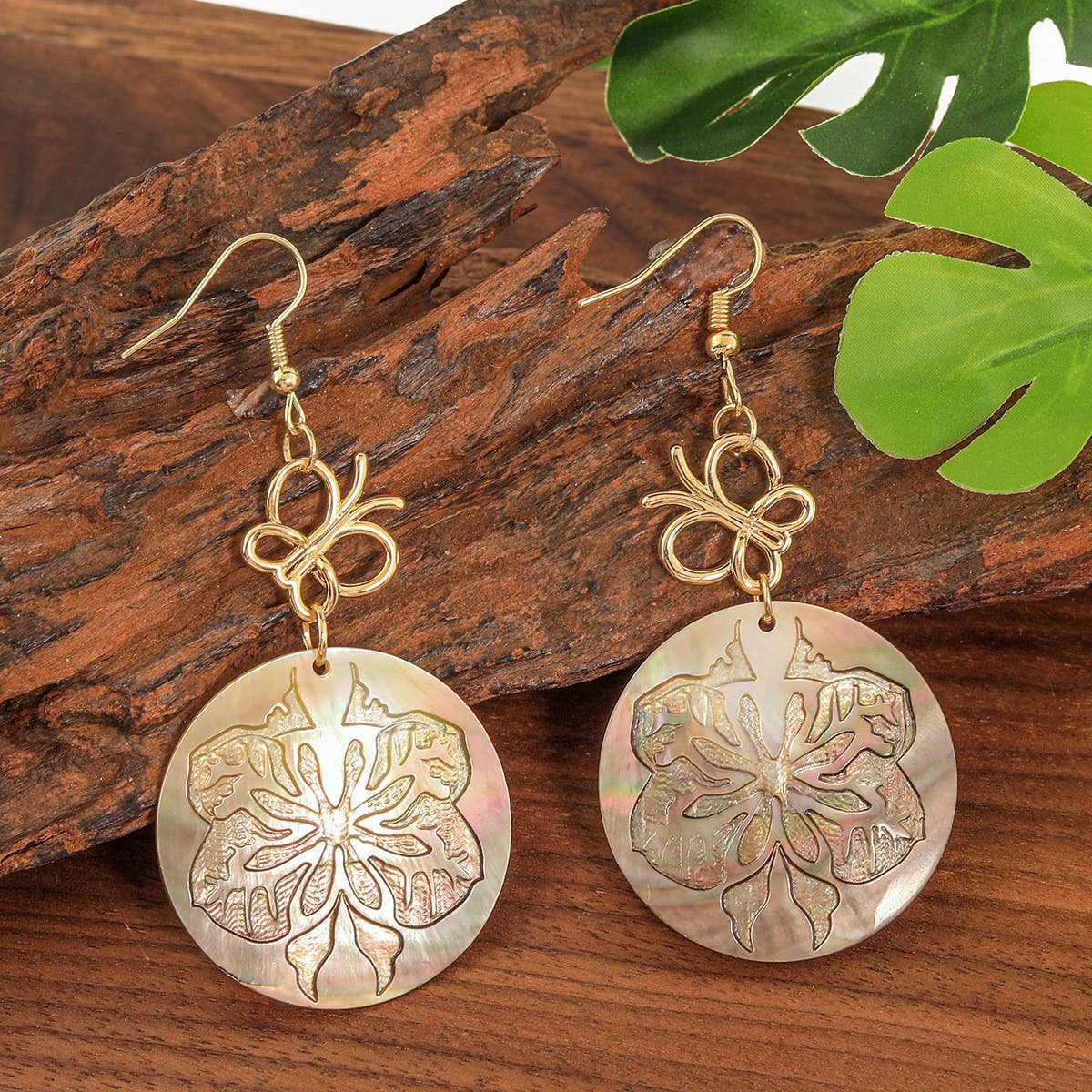 FASHION HOLLOW BLACK SHELL DISC CARVED EARRING_CWMM4367