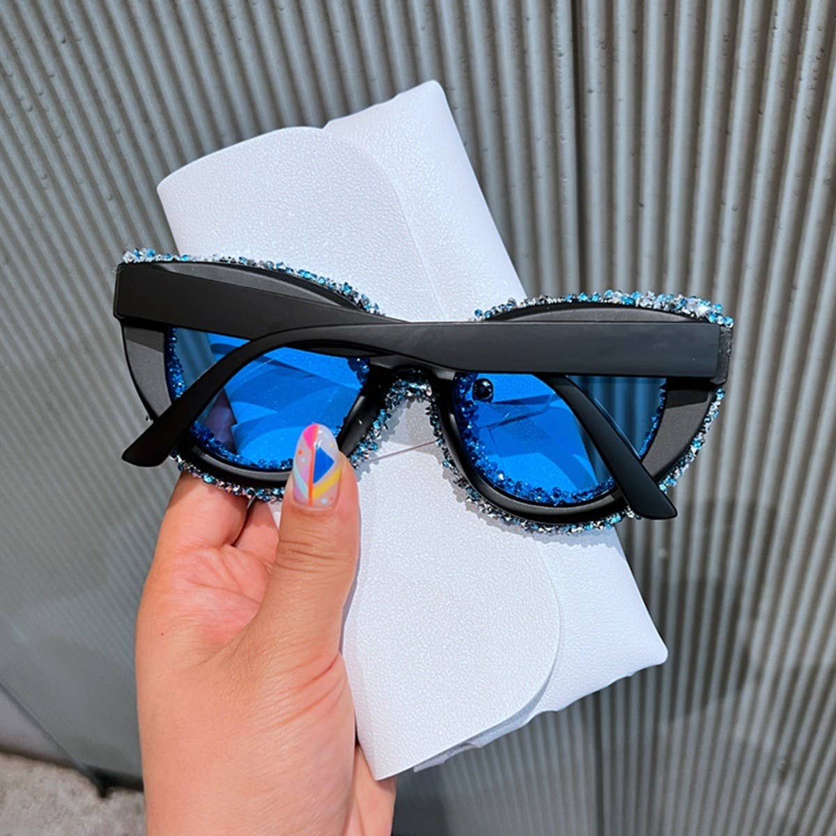 LARGE FRAME CAT EYE SUNGLASSES WITH DIAMONDS_CWASG0822