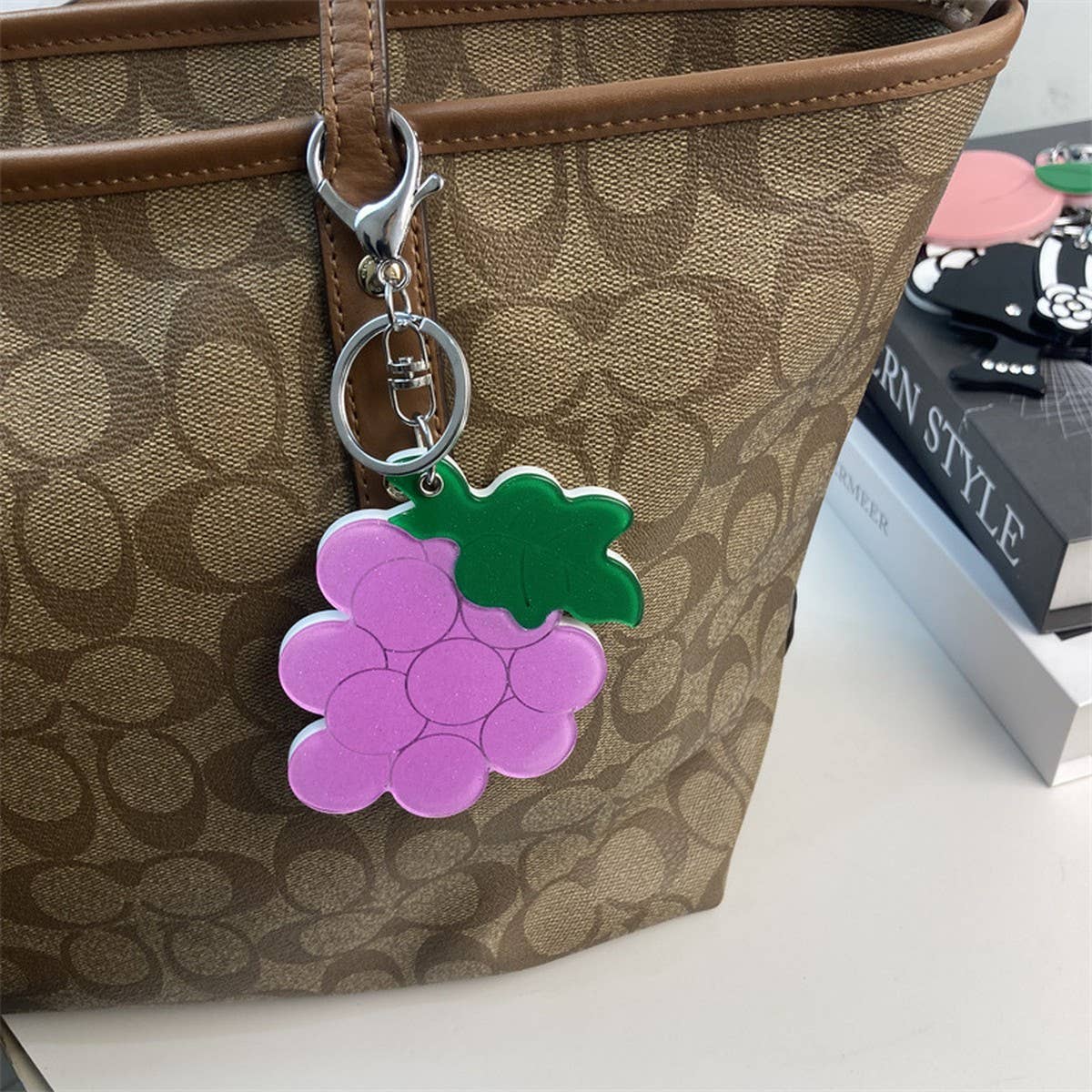 CREATIVE GRAPE ROUND MIRROR KEYCHAIN ACRYLIC_CWMM6378