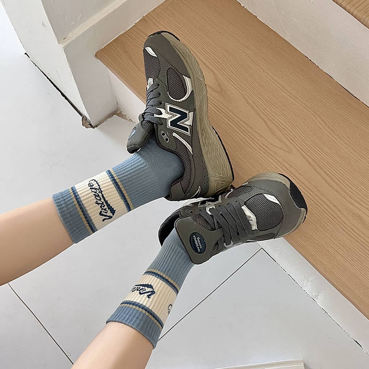 STRIPED COLOR BLOCK LETTERING SPORTS SOCKS_CWMS0964