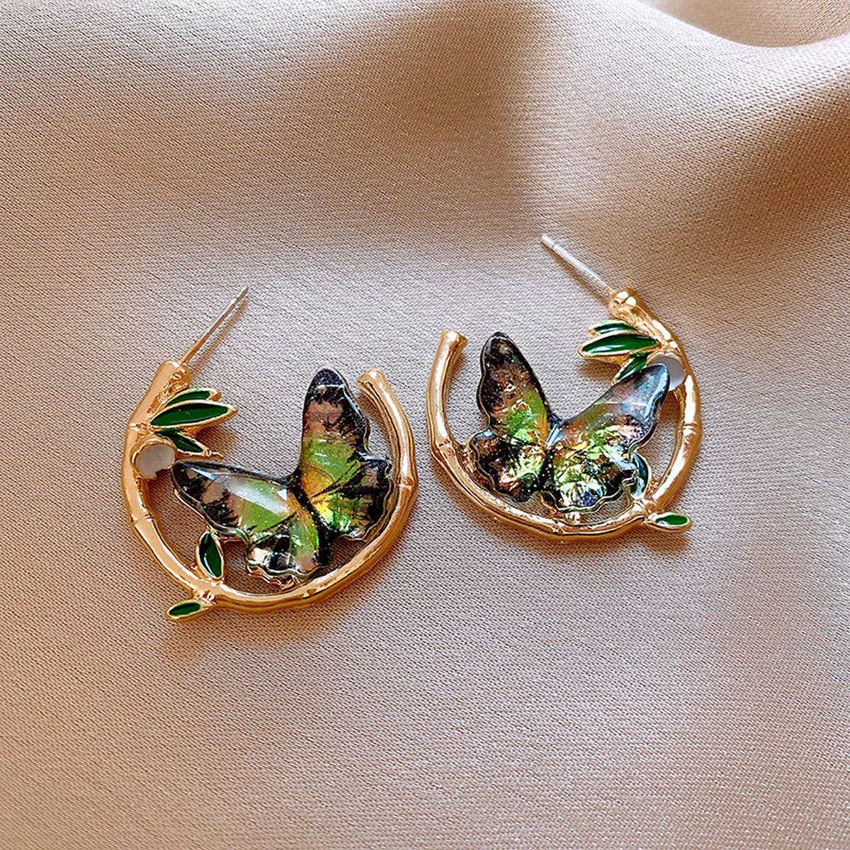 ROUND BAMBOO LEAF BUTTERFLY EARRINGS_CWAJE2349
