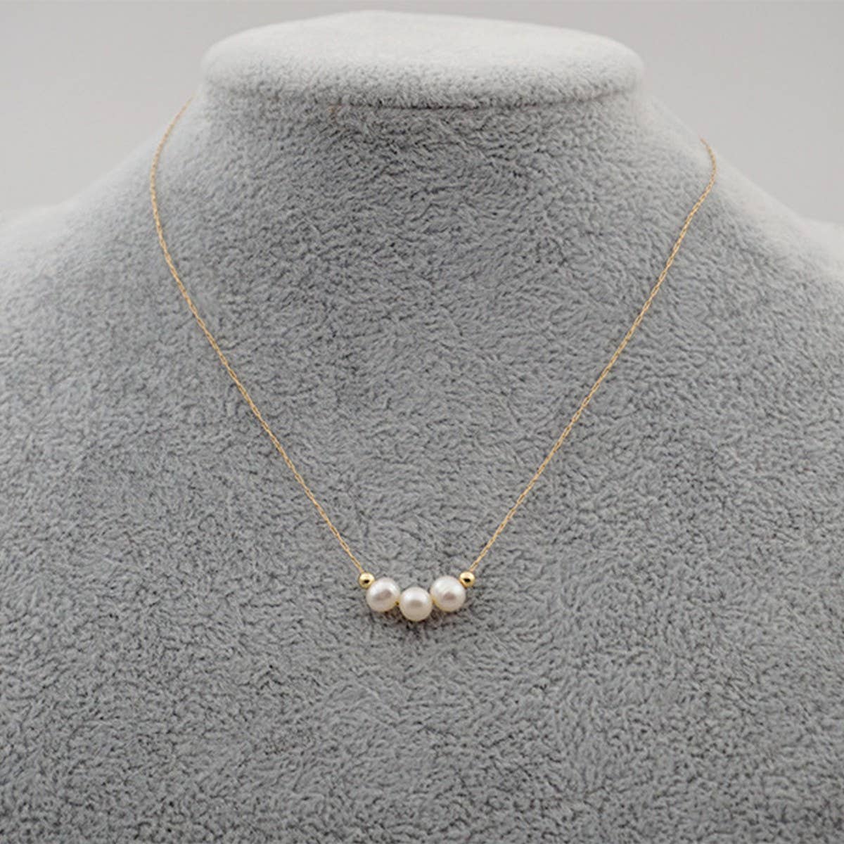 SMALL TEMPERAMENT PEARL CLAVICLE NECKLACE_CWAJE1669