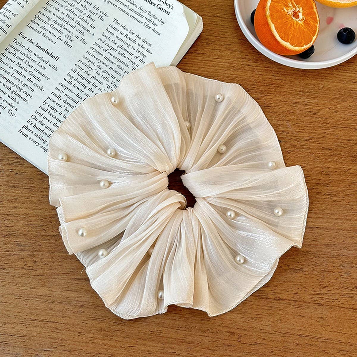 IRIDESCENT PLEATED PEARL SCRUNCHIE HAIR TIE_CWAHA5516