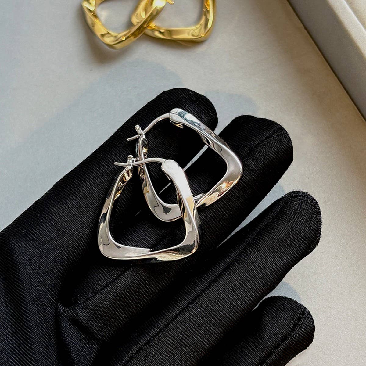Silver Metal Pleated Hoop Earrings_Cwaje06285