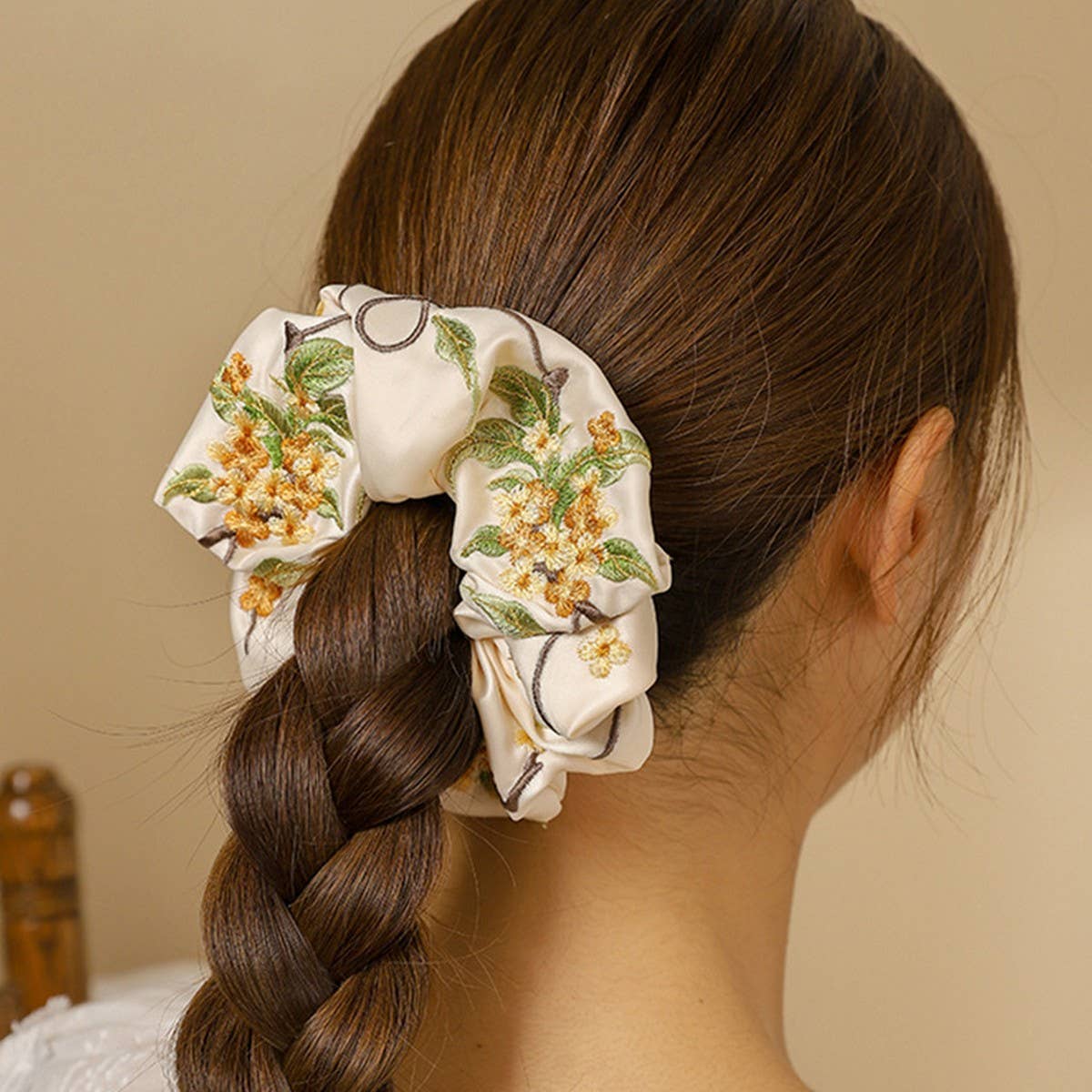 EMBROIDERED HAIR TIE FOR ELEGANT TRADITIONAL WEAR_CWAHA5413