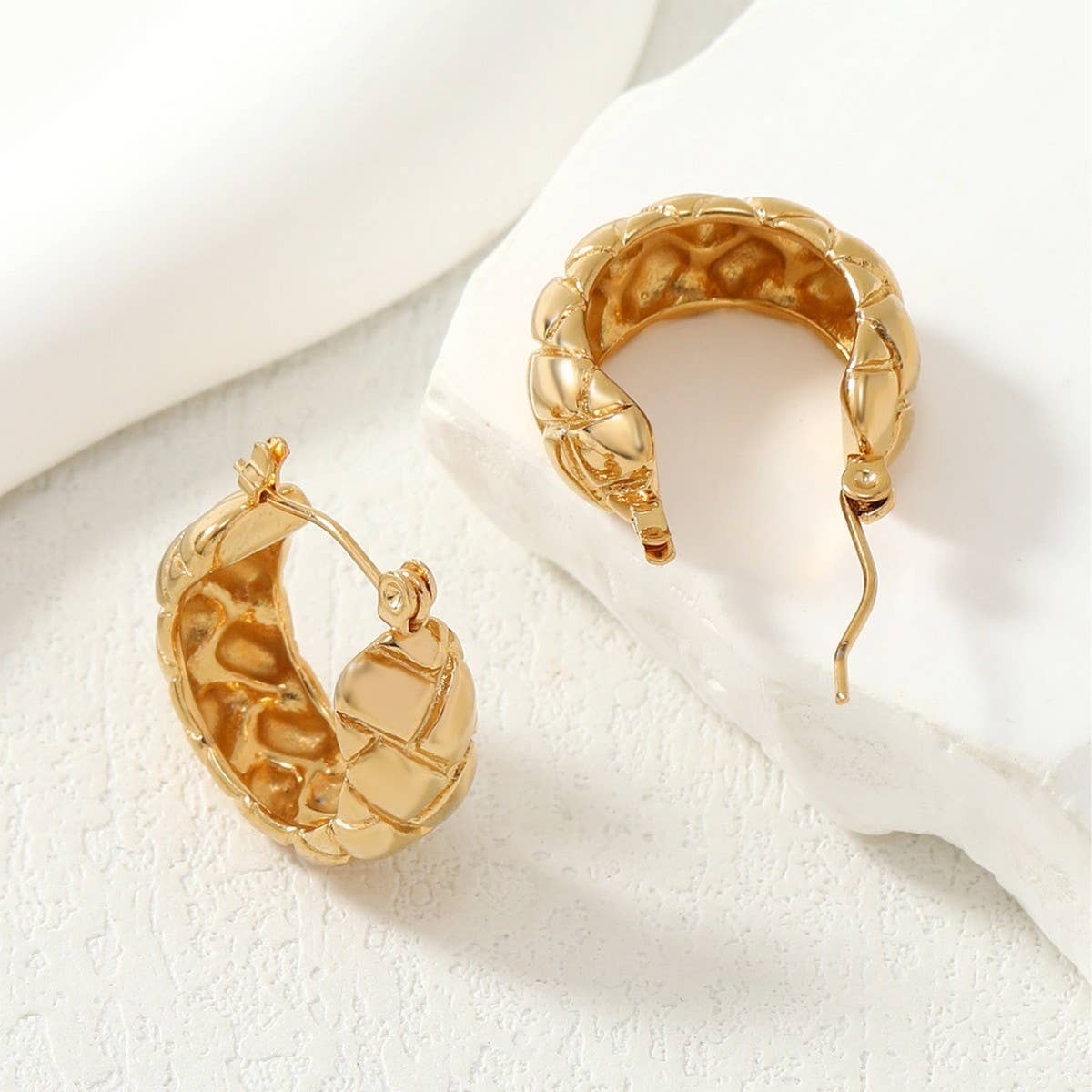EMBOSSED STAINLESS STEEL GOLD TONE EARRINGS_CWMM3653