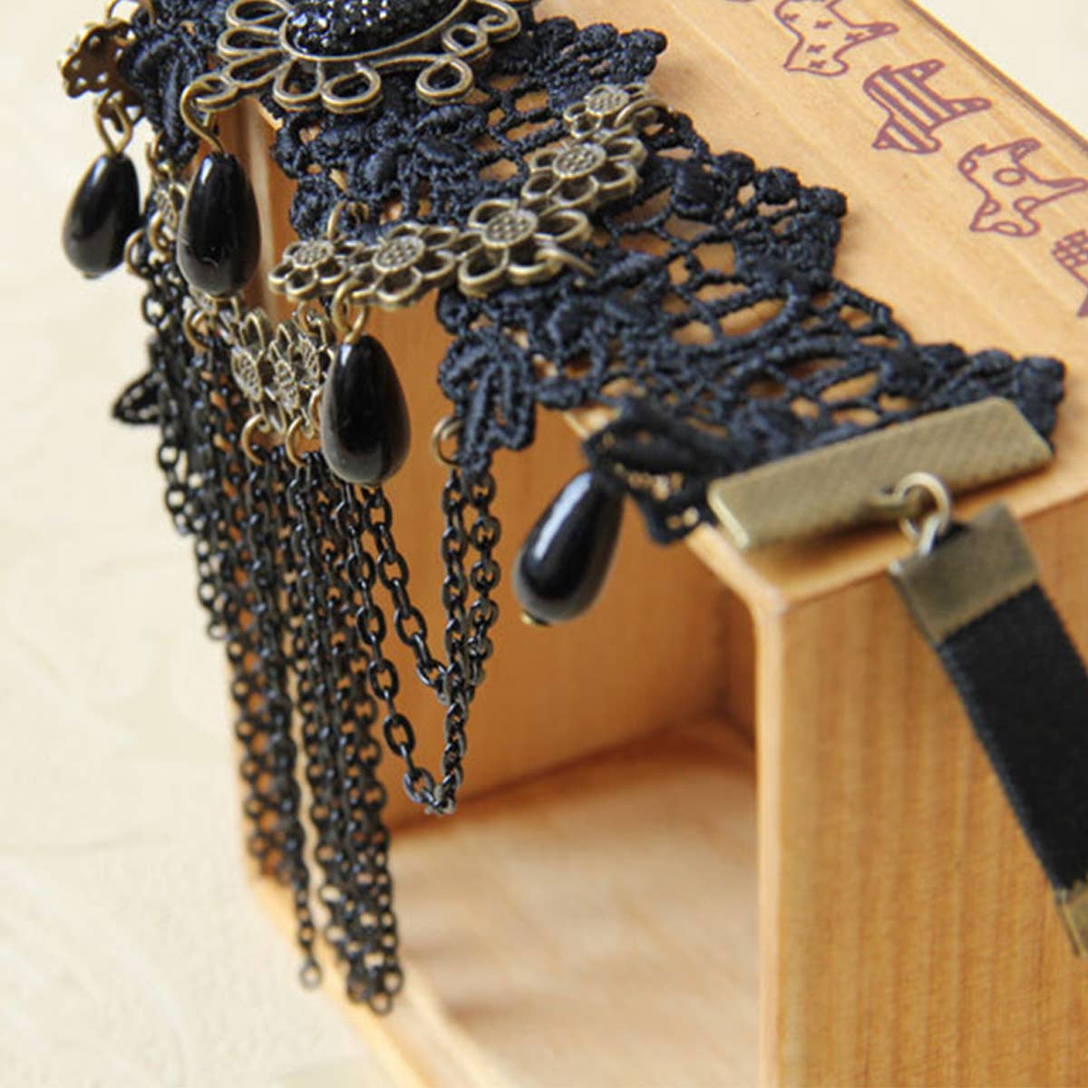 HALLOWEEN GOTHIC VAMPIRE FRINGED LACE BRACELET_CWMM0146