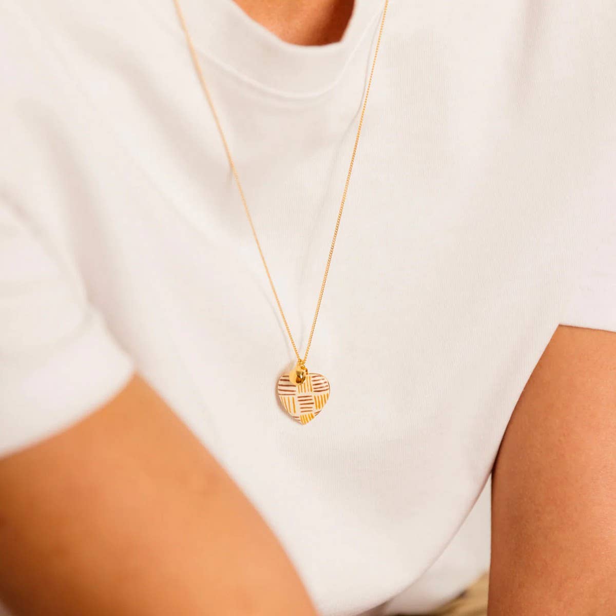 18K GOLD LOCKET NECKLACE ENAMEL HEART DESIGN_CWMM6953