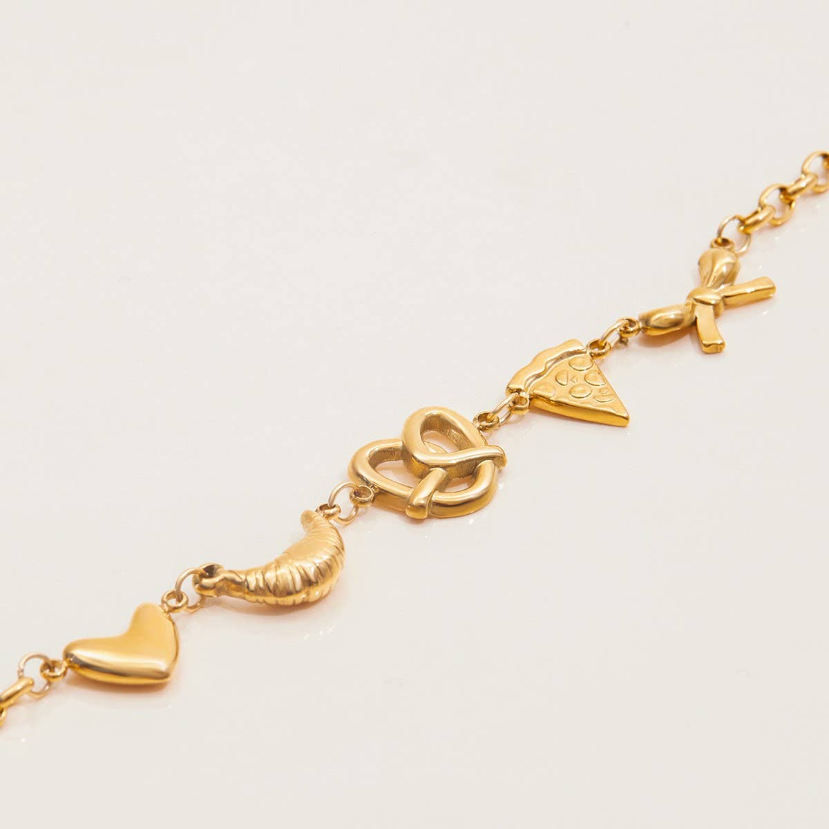 CUTE HEART CROISSANT PIZZA BOW BRACELET 18K GOLD_CWAJE4819