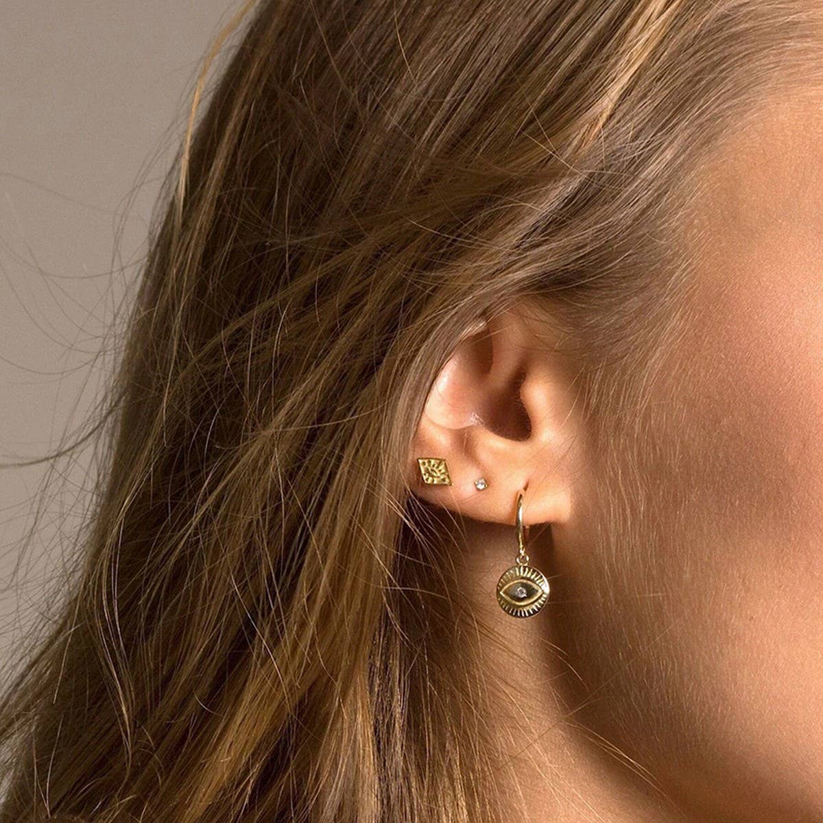 DEVILS EYE TOTEM ROUND ART EARRINGS_CWAJE1775