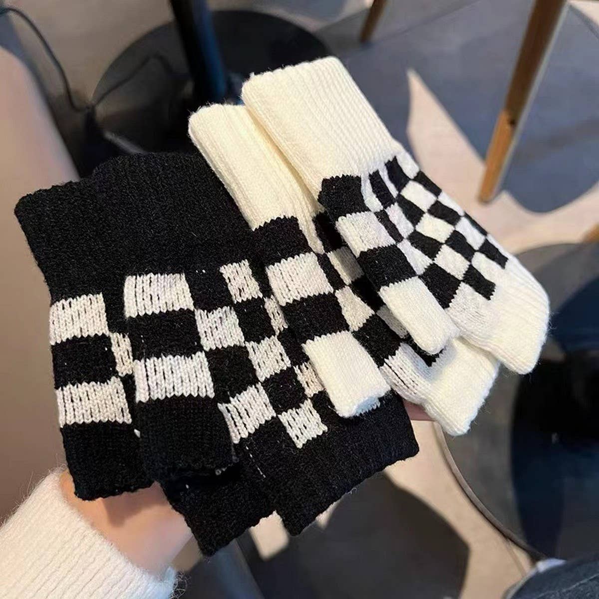 BLACK AND WHITE CHECKERBOARD HALF FINGER GLOVES_CWAG0184