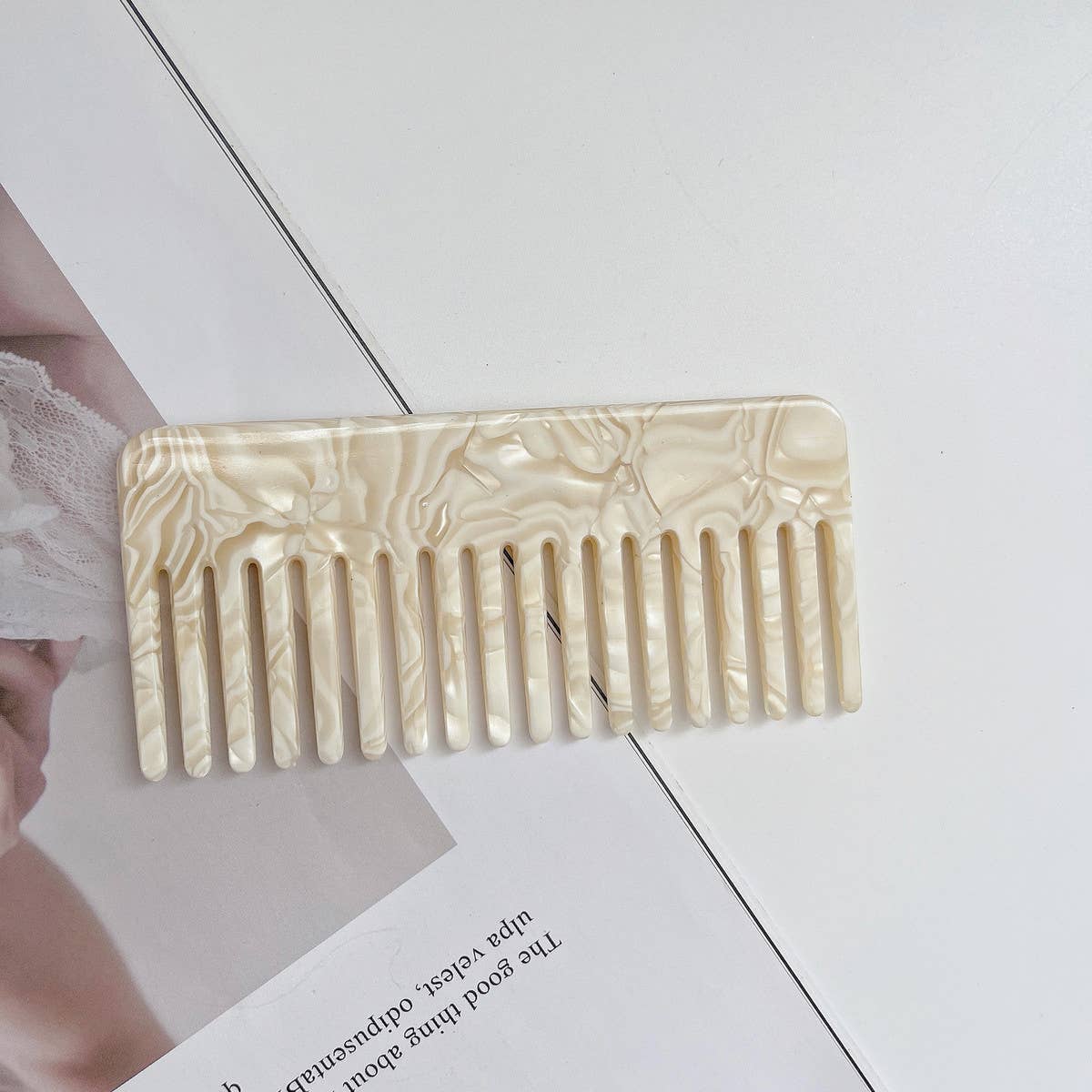 SIMPLE AND EXQUISITE PORTABLE COMB_CWMM1088