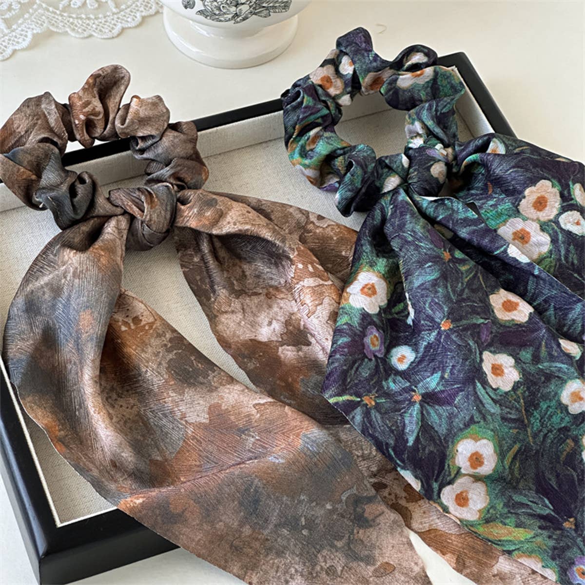 Silk Ink Print Scrunchie With Ribbon Tail_Cwaha07595
