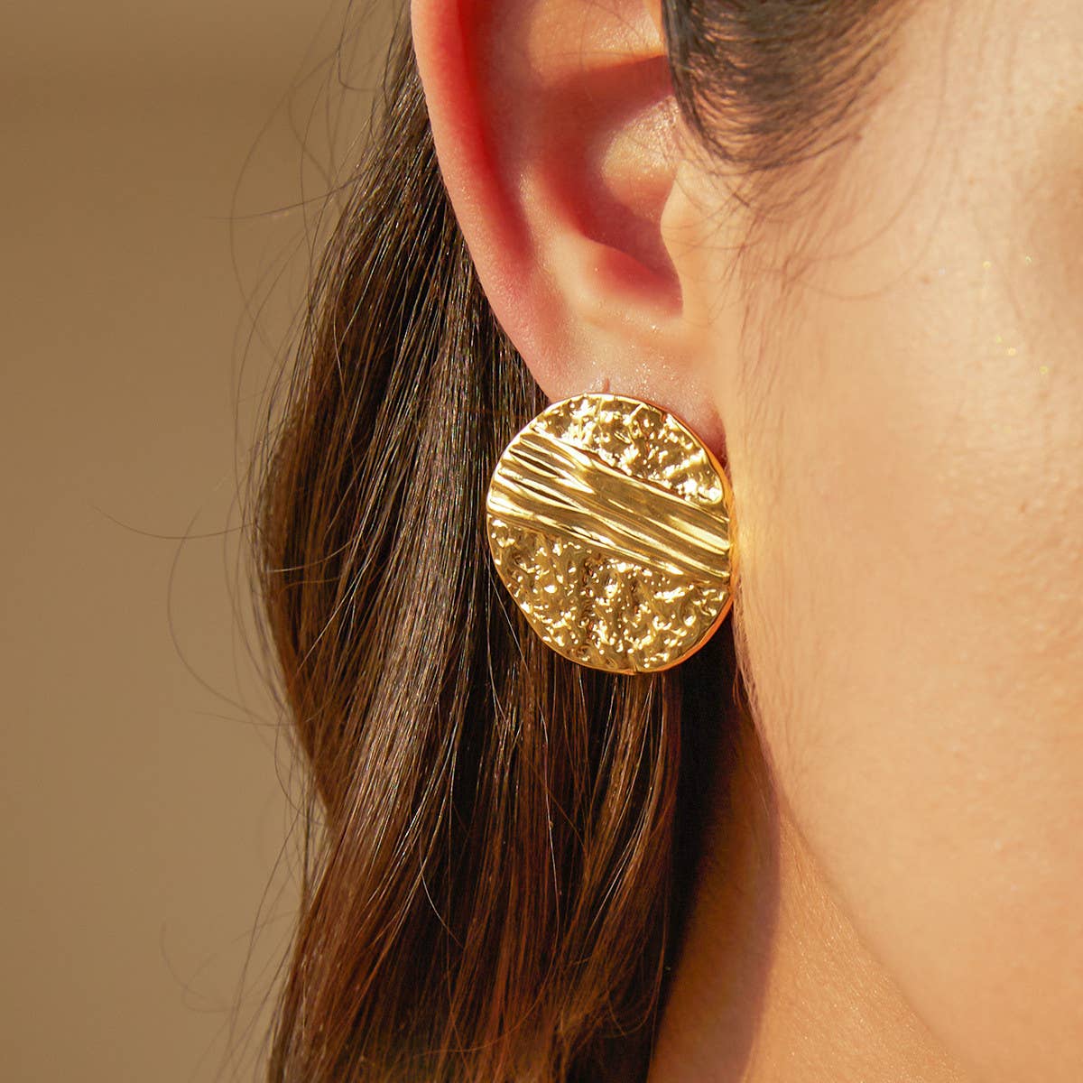 PLEATED HAMMERED ROUND DESIGN EARRINGS_CWAHA0895