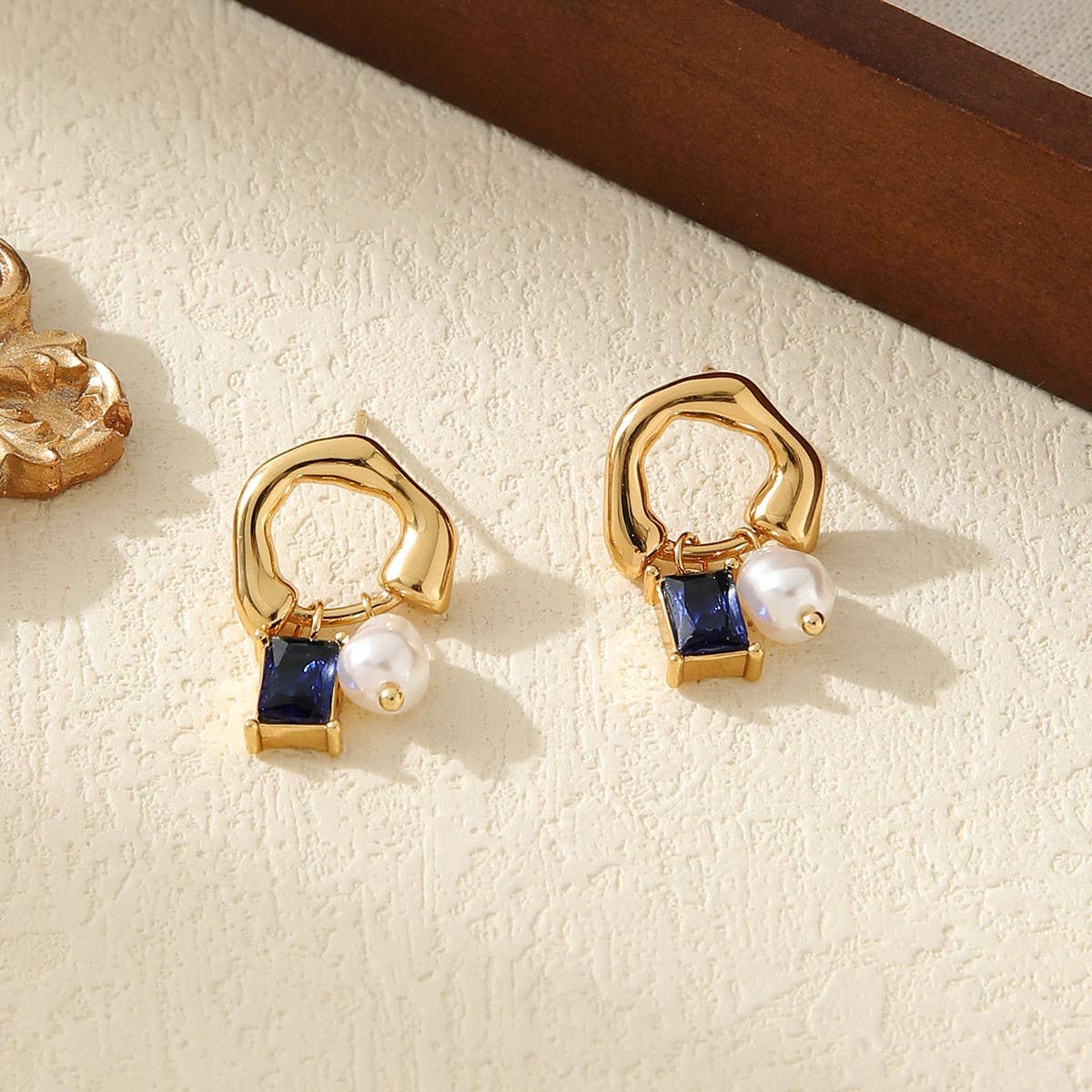 HIGHLIGHT BEAD SQUARE COLORED ZIRCONIA EARRINGS_CWMM3596