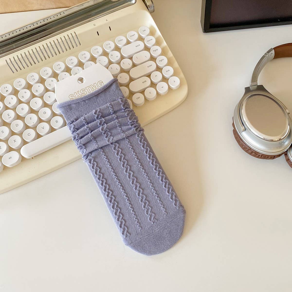 MIDDLE TUBE STRAIGHT SOCKS WITH CURLED EDGES_CWMS0899