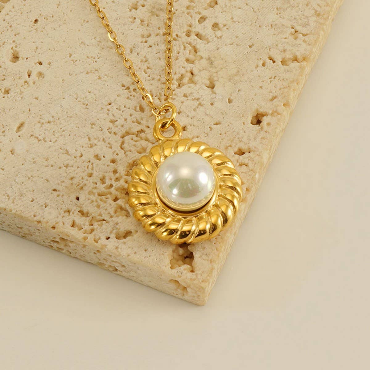 18K GOLD PLATED SUNFLOWER PEARL NECKLACE_CWAJE0694