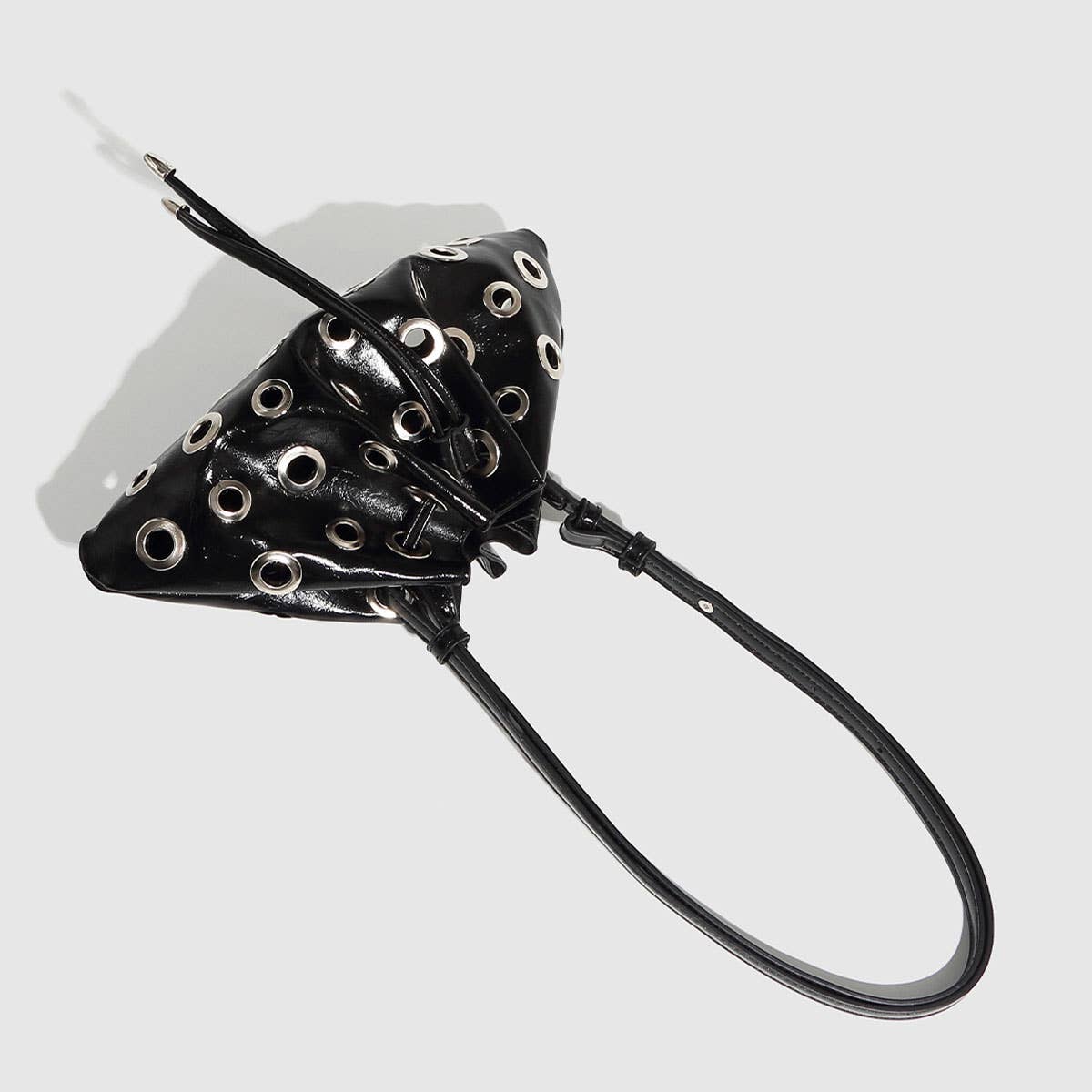 METAL EYELET BUCKET BAG WITH RIVETS FOR WOMEN_CWAB5682