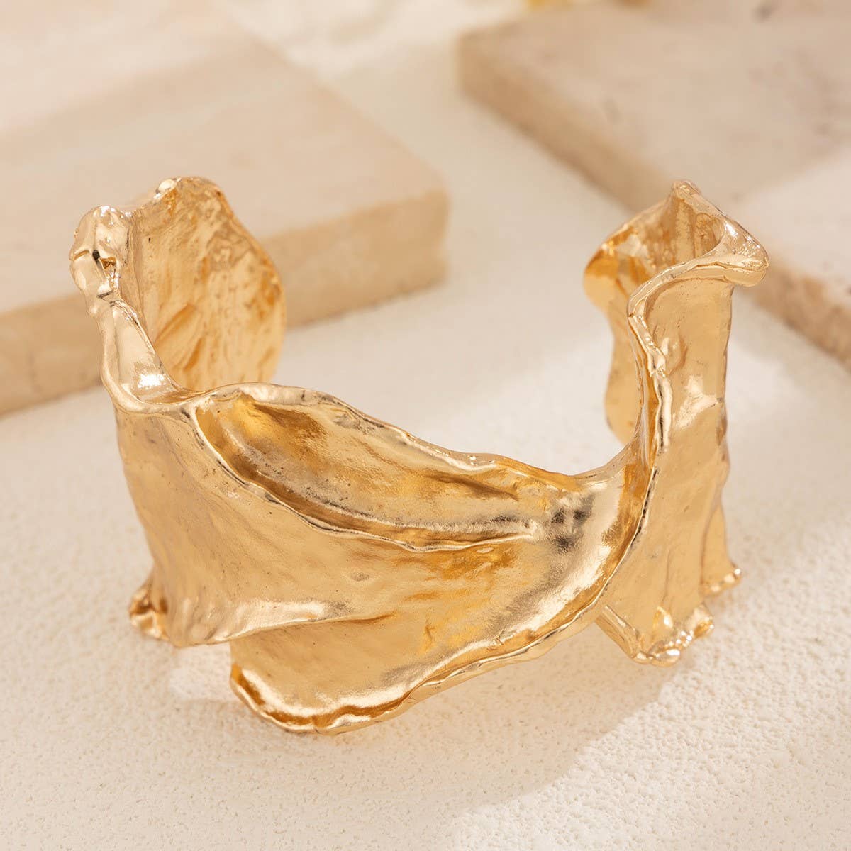 EXAGGERATED FOLDS HIGH GRADE IRREGULAR BRACELET_CWMM3125