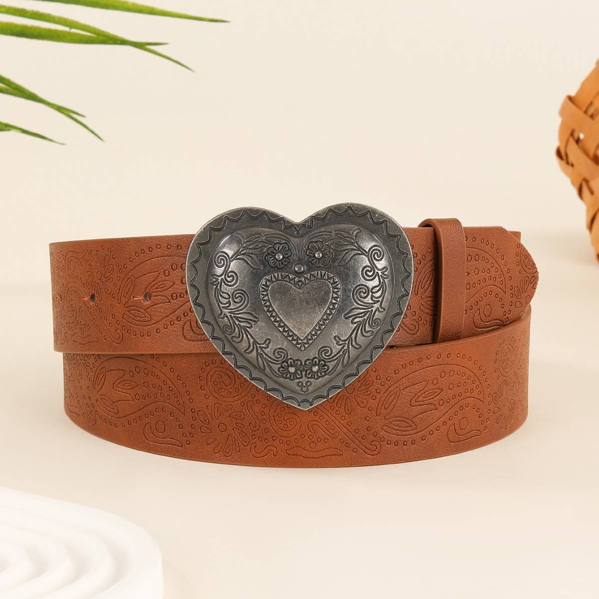 Heart-Shaped Engraved Niche Needle-Buckle Belt