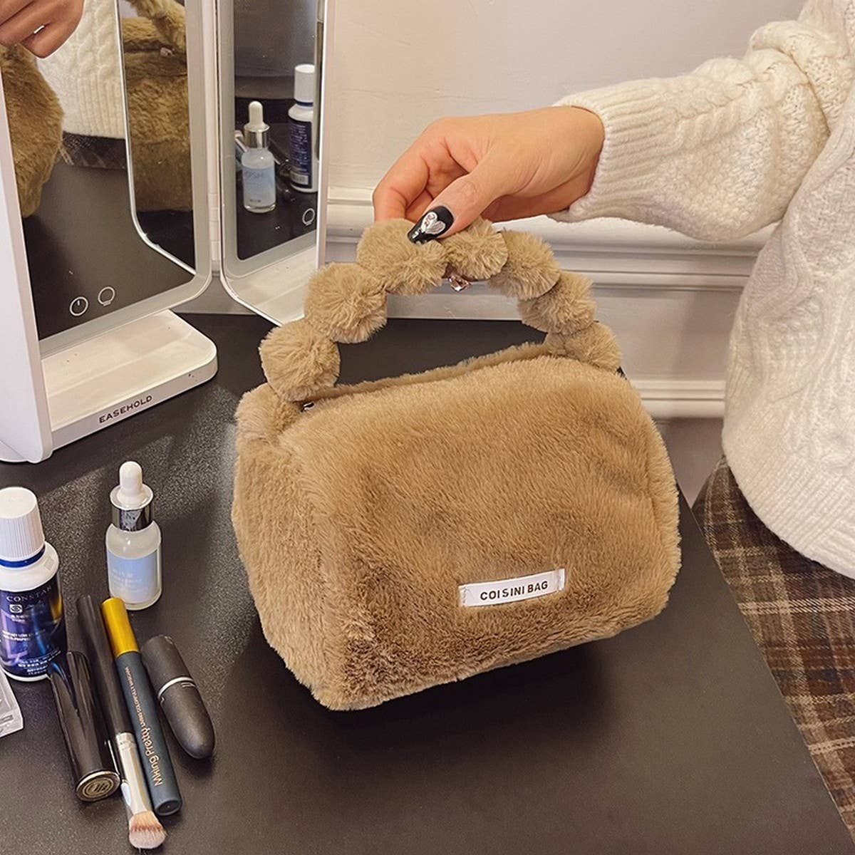 NEW PORTABLE LARGE CAPACITY PLUSH COSMETIC BAG_CWAB4426