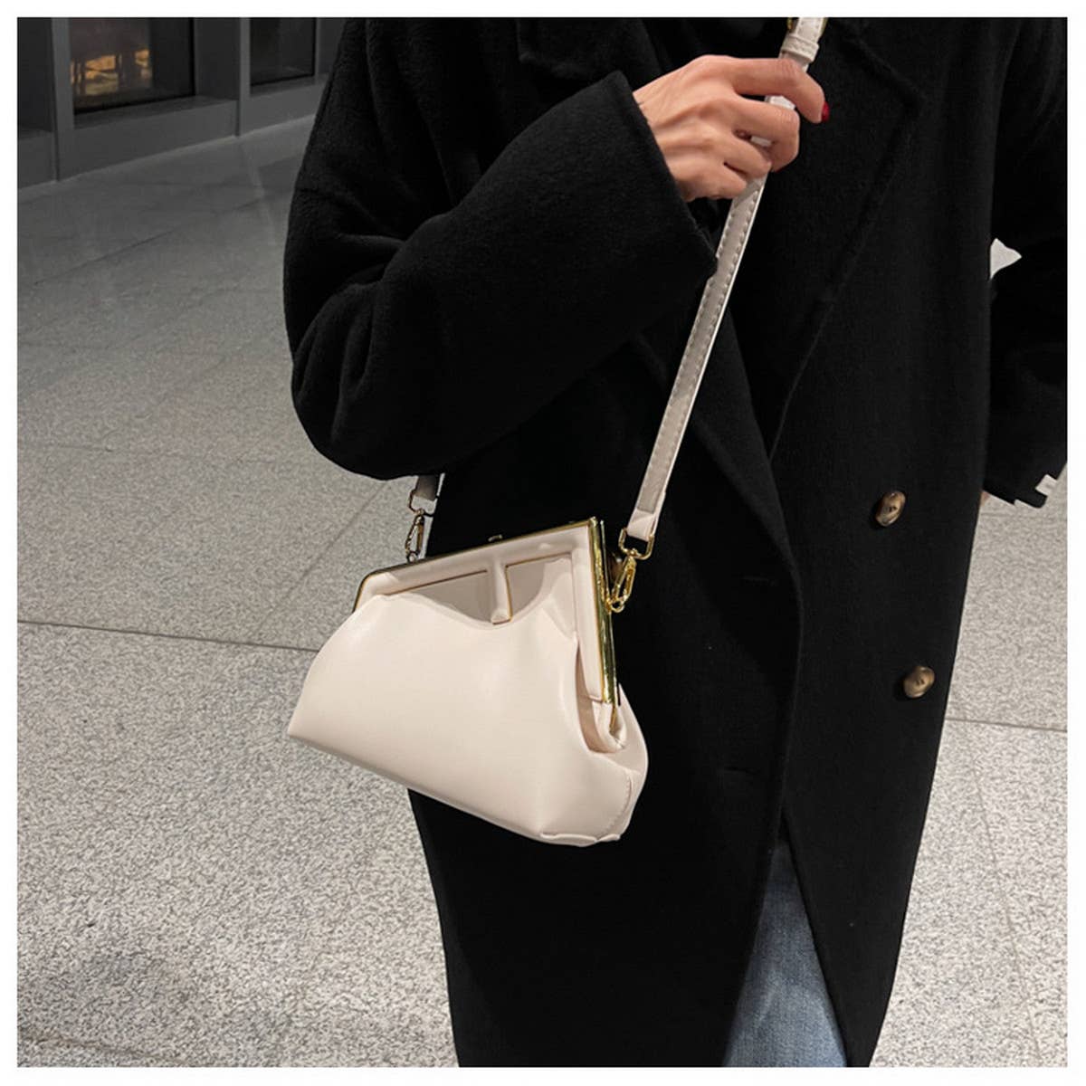 RETRO SIMPLE METAL CLIP SHOULDER BAG_CWAB1598