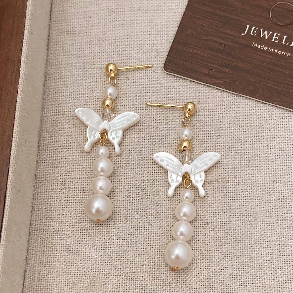 NEW NATURAL MOTHER OF PEARL BUTTERFLY EARRINGS_CWAJE3114
